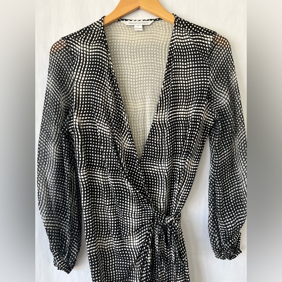 Diane Von Furstenberg Silk Wrap Dress Size 8 - Picture 3 of 10